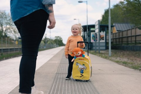 Walizka na kółkach dla dzieci żółta akcesoria podróż zabawka wyprawka Pippi