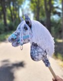 Hobby Horse Średni koń na kiju Premium siwek jabłkowity z białą grzywą A4