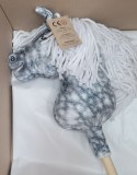 Hobby Horse Średni koń na kiju Premium siwek jabłkowity z białą grzywą A4