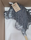 Hobby Horse Średni koń na kiju Premium siwek jabłkowity z siwą grzywą A4