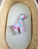 Konik LUCKY miękka maskotka z bawełny dla niemowląt - Koliberki w kwiatach